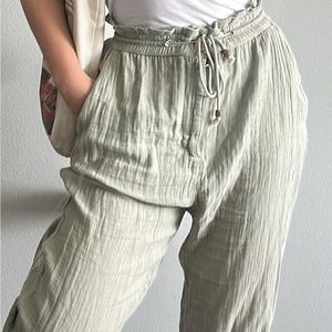 Summer pants, light green.